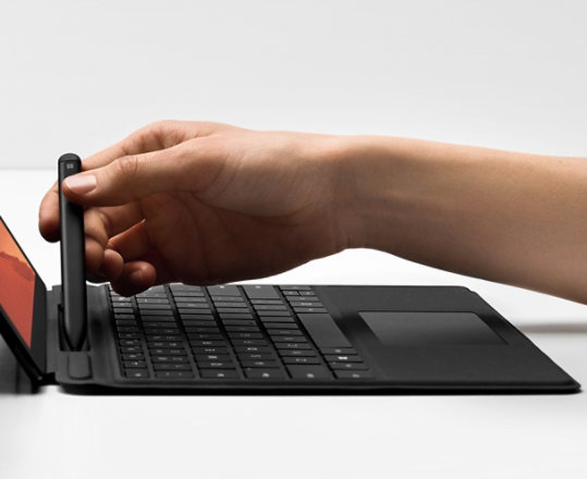 Surface Pro 8 e compatibilă cu Signature Keyboard (tastatura): de la $159.99