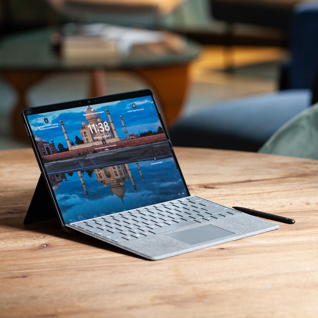 Mulți spun că merită prețul piperat și o compară cu un laptop, acest model de tabletă fiind o veritabilă tabletă 2 în 1 cu care îți poți face treaba pe care ai face-o pe un device mai mare.